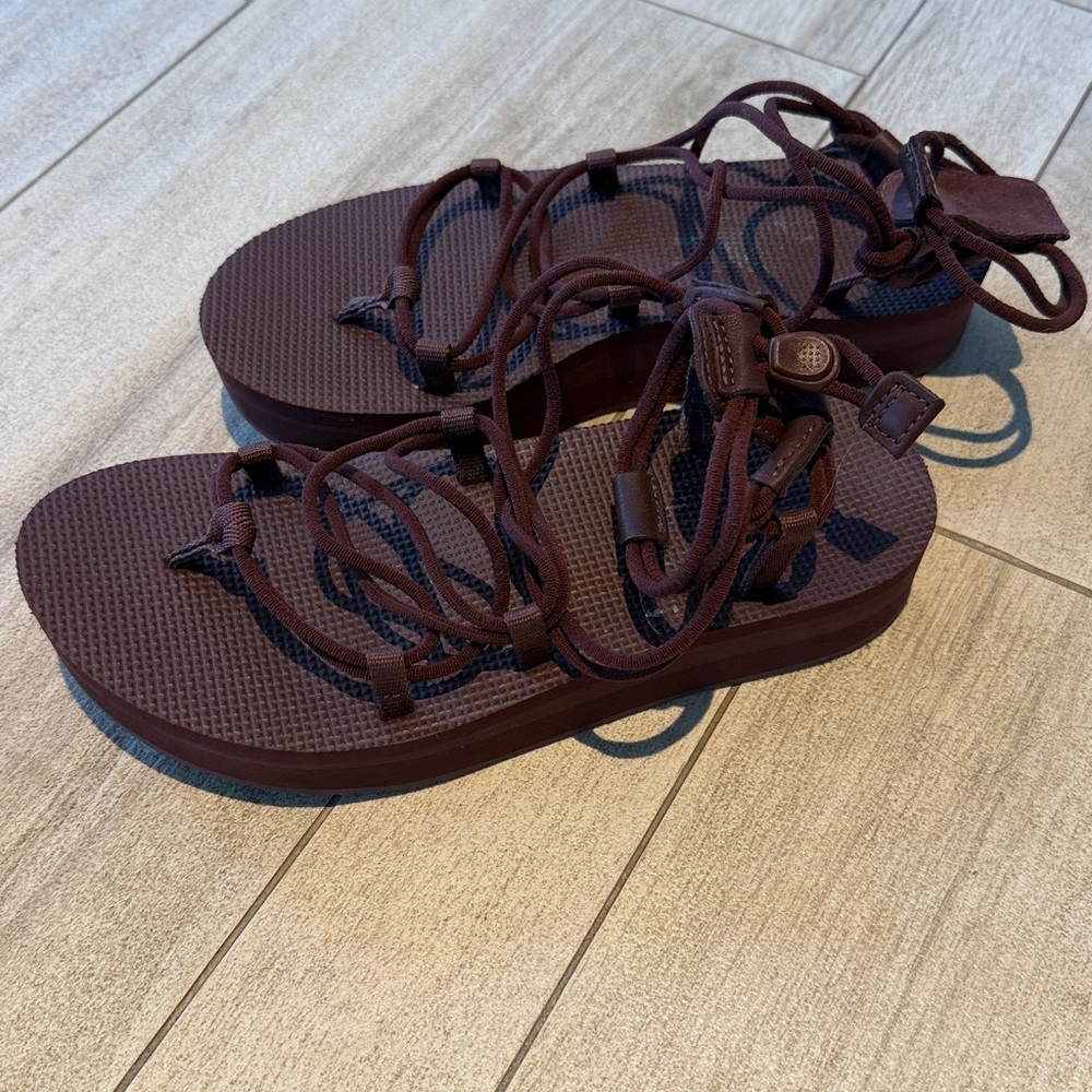 Teva Women's Midform Infinity Sandal. Size 5. Color Rum Raisin - Picture 4 of 5
